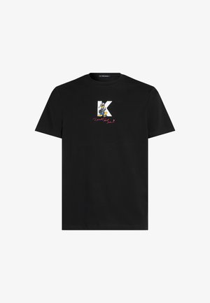 Juodas medvilninis marškinėliai su grafinio dizaino personažu šalia didelės raidės "K" ir rožine tekstu, trumpomis rankovėmis ir apvalia iškirpte.