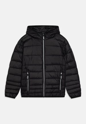 Mustmust must jacket kapuutsiga, millel on tikandivork ja mis on varustatud ees asuva tõmbluku ja kahe küljetaskuga, millel on tõmblukuga aktsendid.