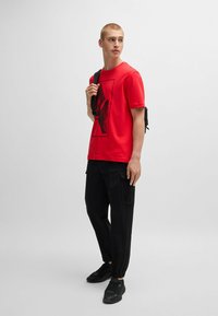 BOSS T-shirt med print - open red five