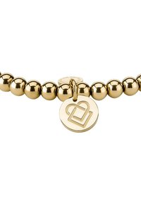 Gouden kralenarmband met een gladde, glanzende afwerking en een hanger met een verstrengeld logo. Detail van de sluiting inbegrepen.