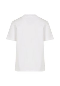 Camiseta blanca de algodón con mangas cortas, cuello redondo y corte holgado. Textura suave y sin gráficos ni patrones visibles en la parte posterior.