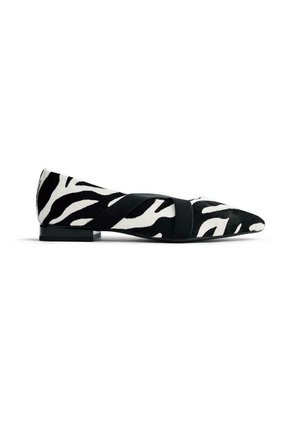 Ballerina a stampa zebra in materiale di pelliccia bianca e nera, con punta affilata e una fascia elastica nera a metà piede. Tacco basso a blocco.