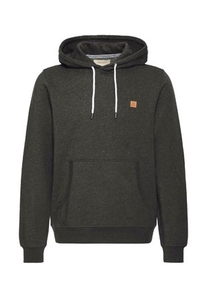 Temno sivo pulover kapuco z belimi vezicami, sprednjim kenguru žepom, rebrastimi manšetami in majhnim rjavim oznako na prsih.