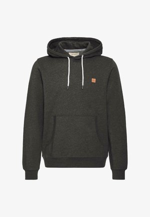 Temno sivo pulover kapuco z belimi vezicami, sprednjim kenguru žepom, rebrastimi manšetami in majhnim rjavim oznako na prsih.