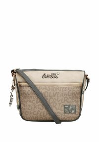 Bolso beige para el hombro con una sección inferior estampada que presenta varias palabras. Detalles en gris, correa ajustable y detalle de logo metálico en el frente.