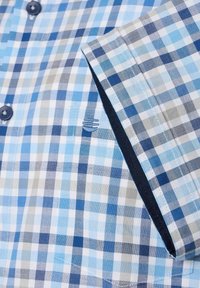 Kortarmig geruite blouse in tinten blauw en grijs, met een marineblauwe kraagrand en knopen, en een gestikt accentdetail op de borst.