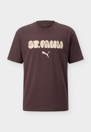 Tumepruun lühikeste varrukatega T-särk, millel rinnal kreemika tooniga "St. Pauli" tekst ja Puma logo.