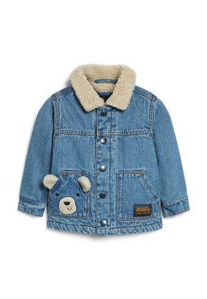 Veste en denim avec un col en fausse fourrure pelucheux, tissu bleu, poches avant et un détail de poche en forme d'ours avec un visage brodé.