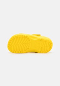 Crocs CLASSIC - Clogs - lemon