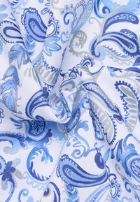 Blauw en witte paisley stof met ingewikkelde patronen in verschillende tinten blauw en groen, met een gladde en gestructureerde afwerking.