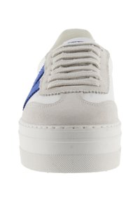 Sneaker bianca con accenti in suede grigio chiaro, logo laterale blu, lacci piatti, suola cucita e suola in gomma bianca testurizzata.