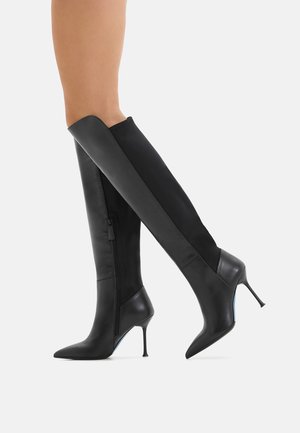 Schwarze knielange Stiletto-Stiefel mit spitzer Zehenform, aus glattem Leder, mit einem seitlichen Reißverschluss und einem eleganten, taillierten Design.