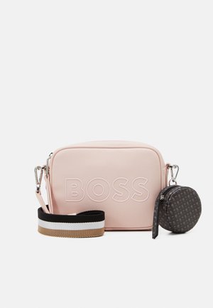 Prostokątna różowa torebka typu crossbody z wytłoczonym napisem „BOSS”, odpinanym paskiem w paski oraz dołączoną małą okrągłą wzorzystą sakiewką na monety.