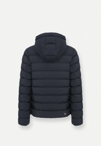 Jūras spēku puffer jaka ar kapuci, ar horizontālu quilted dizainu, nelielu logo apakšējā labajā stūrī un gludu, spīdīgu tekstūru.