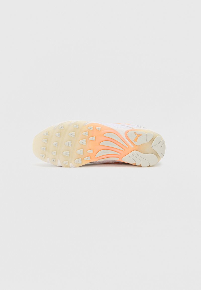 Semelle de chaussure en beige clair avec une touche orange. Présente des motifs de semelle en caoutchouc distincts et une finition texturée pour une meilleure adhérence et durabilité.