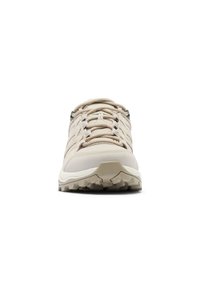 Chaussure de randonnée beige avec semelle robuste, vue de face montrant les lacets, le tissu en maille et l'embout renforcé sur un fond blanc.