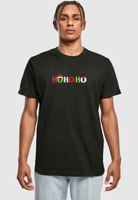 Sort bomulds t-shirt med "HOHOHO" i farverige, festlige bogstaver, med detaljer som en julesvær og rensdyrenavne.