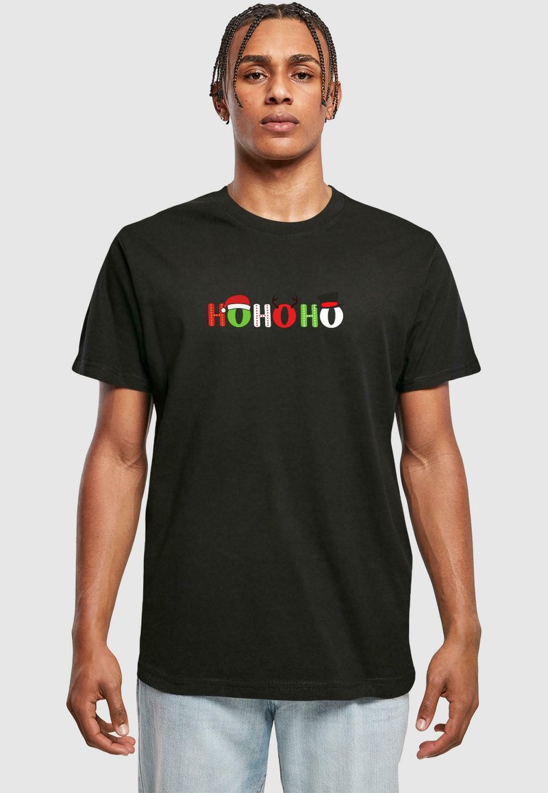 Sort bomulds t-shirt med "HOHOHO" i farverige, festlige bogstaver, med detaljer som en julesvær og rensdyrenavne.