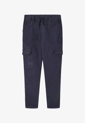 Granatowe spodnie cargo wykonane z bawełnianej mieszanki, z bocznymi kieszeniami, sznurkiem w pasie i detalami z logo na nogawce.
