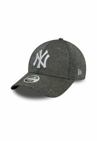 Gorra de béisbol New Era en gris con tejido texturizado, logotipo bordado en blanco en la parte frontal, visera curvada y correa ajustable en la parte trasera.