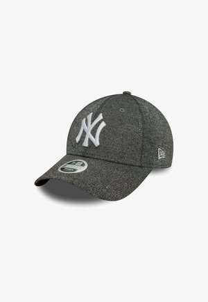 Gorra de béisbol New Era en gris con tejido texturizado, logotipo bordado en blanco en la parte frontal, visera curvada y correa ajustable en la parte trasera.