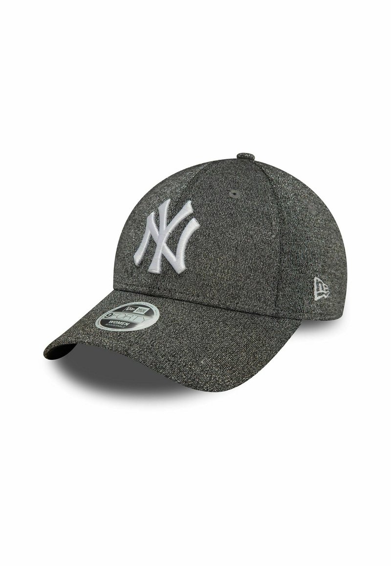 Gorra de béisbol New Era en gris con tejido texturizado, logotipo bordado en blanco en la parte frontal, visera curvada y correa ajustable en la parte trasera.