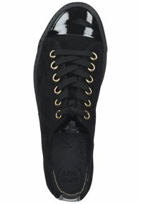 Schwarzer Sneaker mit einem Obermaterial aus Wildleder, glänzender Lackleder-Zehenkappe und goldenen Ösen. Verfügt über eine gepolsterte Innensohle, die mit "SUPER SOFT" gekennzeichnet ist.