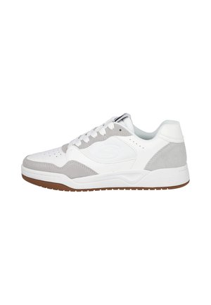 Zapatilla baja blanca y gris con cordones blancos, puntera perforada y suela de goma marrón, orientada hacia la izquierda sobre un fondo blanco.