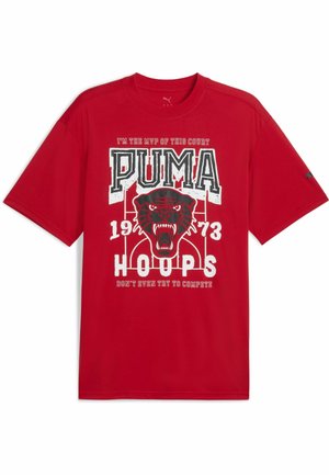 T-shirt rouge en tissu doux, avec un grand motif d'un panthère noire accompagné d'éléments de texte blancs, à manches courtes et col rond.