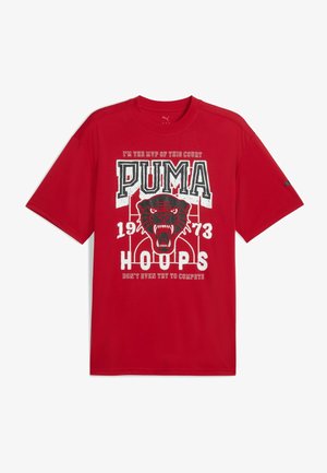 Raudona marškinėliai iš minkštos medžiagos, su dideliu grafiniu juodo panteros piešiniu ir baltais teksto elementais, trumpomis rankovėmis ir apvaliu iškirpimu.