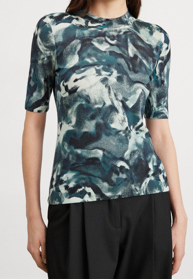 Kortärmad topp i blandad tygkvalitet med ett abstrakt mönster i blått, grönt och vitt; rund halsringning, figurnära passform.