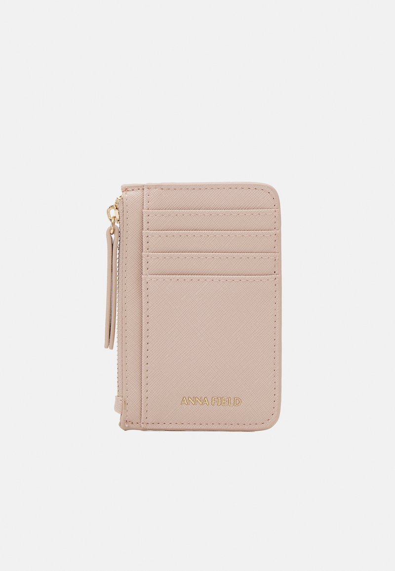 Carteira texturada rosa com múltiplos slots para cartões e um compartimento com zíper. Acessórios em dourado com nome da marca em relevo. Design compacto.