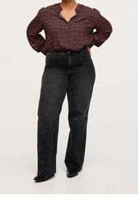 Jeans droit en denim foncé associés à un chemisier rouge foncé à motif floral et col en V. Manches longues et coupe décontractée.