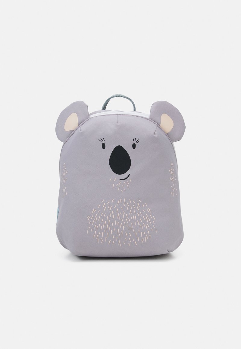 Sac à dos en forme de koala en tissu gris clair, avec un visage souriant, des oreilles arrondies et un design de fourrure texturé dans une palette de couleurs douces.