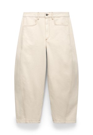 Pantaloni a vita alta, a gamba larga e corta di colore beige chiaro con tasche frontali, passanti per cintura, chiusura con bottone e dettagli di cuciture visibili.