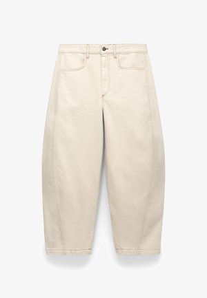 Pantaloni a vita alta, a gamba larga e corta di colore beige chiaro con tasche frontali, passanti per cintura, chiusura con bottone e dettagli di cuciture visibili.