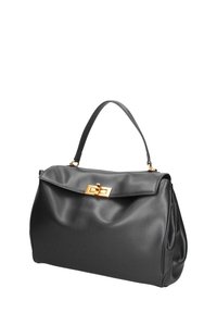 Borsa a mano in pelle nera con una forma strutturata, texture liscia e chiusura a gancio dorato. Presenta un'unica maniglia allungata per il trasporto.