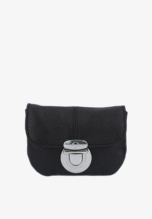 Väike must nahast münditasku hõbedase kinnituslukkuga esiküljel, valgel taustal.