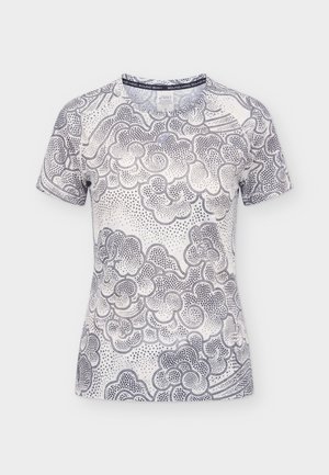 Λευκό αθλητικό μπλουζάκι με κοντά μανίκια, με μαύρα πουά αφηρημένα σχέδια νεφών και μικρό γκρι λογότυπο Asics στο στήθος.