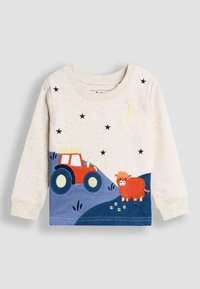 Hellgraues Langarmshirt mit einem gestickten roten Traktor und einem braunen Tier auf einem blauen Hügel, mit einem Mond und Sternen im Hintergrund.