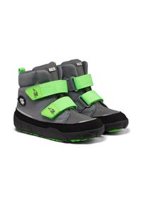 Grijze mid-top laarzen met zwarte zolen, voorzien van heldergroene verstelbare riemen en accenten. Gemaakt van weersbestendig materiaal.