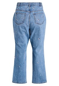 Šviesiai mėlyni džinsai su platėjančia forma, dekoruoti rožinės spalvos gėlėmis ir dviem užpakalinėmis kišenėmis. Baigti siūtu kraštu.