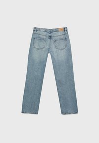 Jeans de denim azul claro con un diseño de pierna recta, que cuentan con dos bolsillos traseros y una etiqueta de cuero con la marca en la cintura.