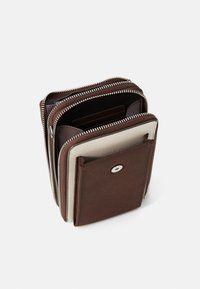 Portafoglio in pelle marrone con chiusura a zip, dotato di più scomparti e un accento beige chiaro. Include un dettaglio con bottone argentato.