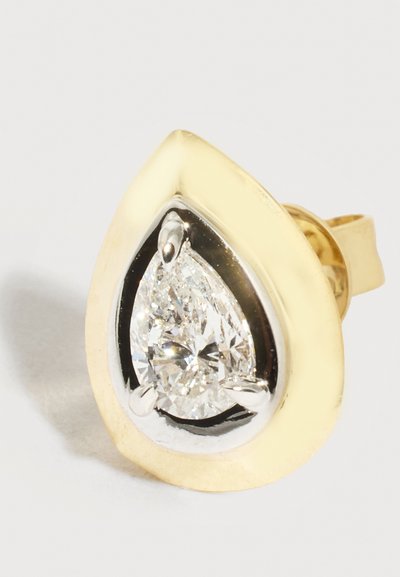 Χρυσό σκουλαρίκι καρφίδα σε σχήμα σταγόνας με διαμάντι κοπής αχλαδιού στο κέντρο, τοποθετημένο σε ασημένια μπουτόν.