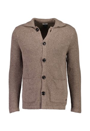 Brun strikket cardigan med fem sorte knapper, to lommer foran og en bred krave, vist på en ensfarvet baggrund.