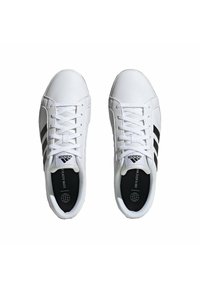 Zapatillas blancas con diseño de tres rayas negras, parte superior de cuero texturizado, cierre de cordones, cuello acolchado y plantillas negras con detalle del logo.