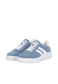 Paire de baskets en daim bleu avec lacets blancs et rayures, semelles blanches rembourrées et cols de chevilles bas rembourrés.