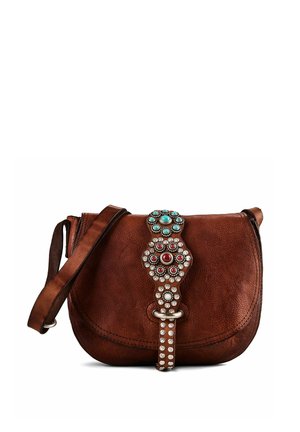 Sac bandoulière en cuir marron avec une sangle décorative ornée de clous ronds turquoise, rouges et transparents et une fermeture à boucle argentée.