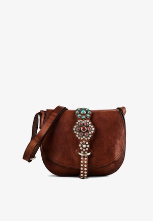 Borsa a tracolla in pelle marrone con tracolla decorativa caratterizzata da borchie rotonde turchesi, rosse e trasparenti e chiusura con fibbia argento.